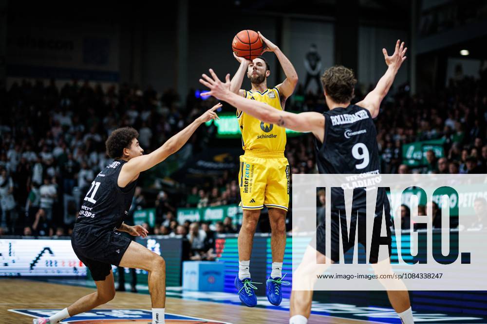 Jordan Ford of Alba Berlin goes head-to-head with Evans Rapieque of the Gladiators Trier and Marco Hollersbacher of the Gladiators Trier; Action: Vet Concept Gladiators Trier vs. Alba Berlin, Basketball, easyCredit BBL, Matchday 5, 2026–2027 Season, October 10, 2026, Vet Concept Gladiators Trier vs. Alba Berlin, Basketball, easyCredit BBL, Matchday 5, 2026–2027 season