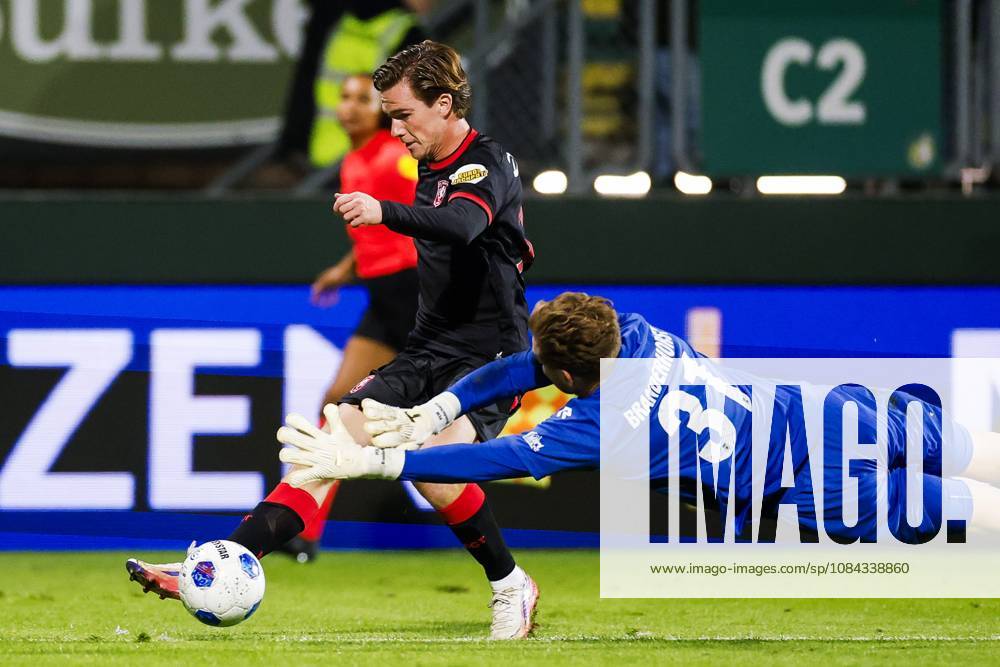 SITTARD - Daan Rots of FC Twente, Fortuna Sittard goalkeeper Mattijs Branderhorst (lr) during the Dutch Eredivisie match between Fortuna Sittard and FC Twente at the Fortuna Sittard stadium on 10 October 2026 in Sittard, the Netherlands. IRIS VAN DEN BROEK ANP Eredivisie 2026 27 ANPxSportx IVx 572052174 originalFilename: 572052174