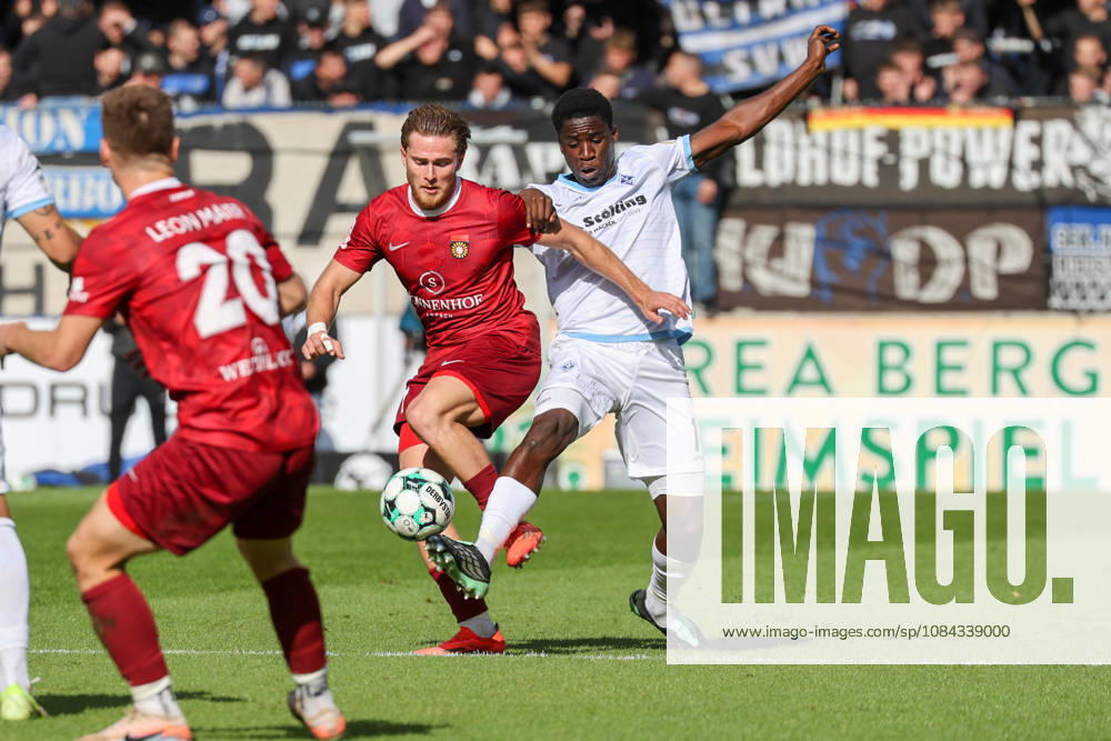 Olu Ogbemudia (SV Waldhof Mannheim, No. 14) in a tackle with Tim Rossmann (SG Sonnenhof Großaspach, No. 11) in the 3. Liga, Matchday 8, SG Sonnenhof Großaspach vs. SV Waldhof Mannheim on October 10, 2026, at the WIRmachenDRUCK Arena in Aspach Großaspach, Germany; Aspach Großaspach, WIRmachenDRUCK Arena, Germany