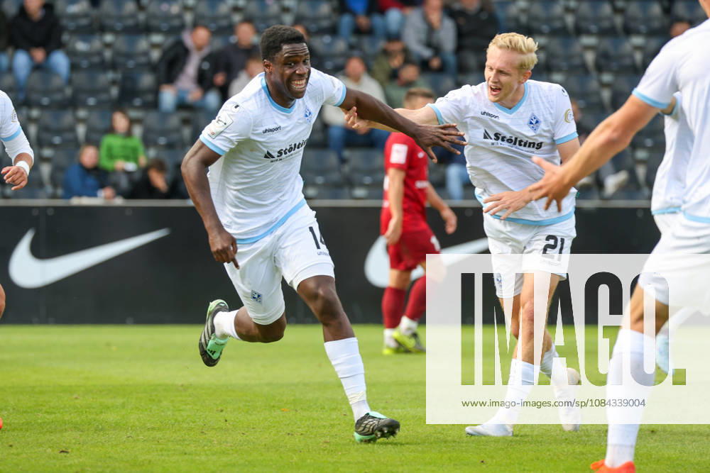 Olu Ogbemudia, SV Waldhof Mannheim, 14, scorer of the 1-2 goal; goal and goal celebration, gestures, joy, emotions with Julian Rieckmann, SV Waldhof Mannheim, 21; Soccer 3rd Division, Matchday 8, SG Sonnenhof Großaspach vs. SV Waldhof Mannheim on October 10, 2026, at the WIRmachenDRUCK Arena in Aspach Großaspach, Germany; Aspach Großaspach, WIRmachenDRUCK Arena, Germany