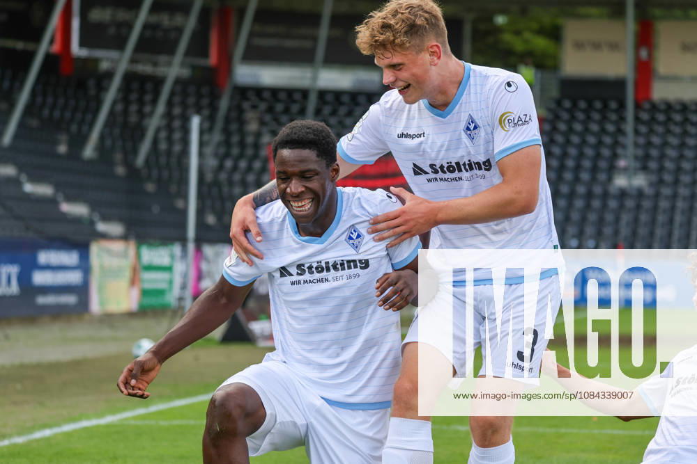 Olu Ogbemudia, SV Waldhof Mannheim, 14, scorer of the 1-2 goal; goal celebration, gestures, joy, emotions with Moritz Malik Polte, SV Waldhof Mannheim, 3; Soccer 3rd Division, Matchday 8, SG Sonnenhof Großaspach vs. SV Waldhof Mannheim on October 10, 2026, at the WIRmachenDRUCK Arena in Aspach Großaspach, Germany; Aspach Großaspach, WIRmachenDRUCK Arena, Germany
