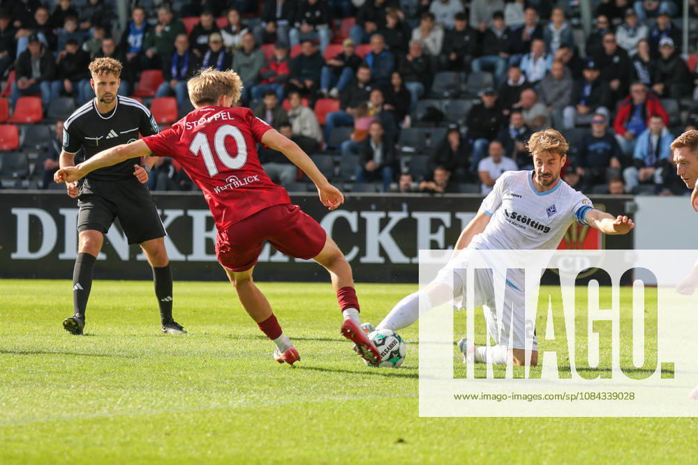 Lukas Stoppel (SG Sonnenhof Großaspach, No. 10) in a tackle with Lukas Klünter (SV Waldhof Mannheim, No. 24) – Soccer 3rd Division, Matchday 8, SG Sonnenhof Großaspach vs. SV Waldhof Mannheim on October 10, 2026, at the WIRmachenDRUCK Arena in Aspach Großaspach, Germany; Aspach Großaspach, WIRmachenDRUCK Arena, Germany