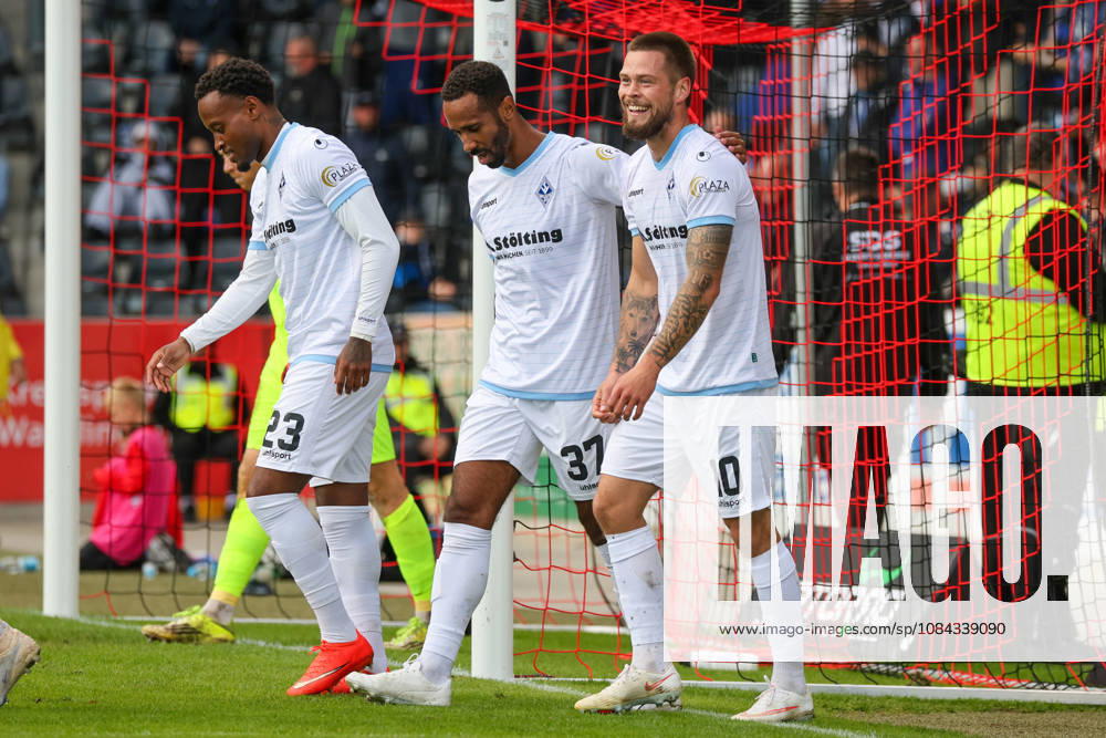 Julian Ulbricht, SV Waldhof Mannheim, 10, scorer of the 1-5 goal, Goal and goal celebration, gestures, joy, emotions with Leroy Mickels of SV Waldhof Mannheim, 23, and Noah Sarenren Bazee of SV Waldhof Mannheim, 37. Soccer 3rd Division, Matchday 8, SG Sonnenhof Großaspach vs. SV Waldhof Mannheim on October 10, 2026, at the WIRmachenDRUCK Arena in Aspach Großaspach, Germany; Aspach Großaspach, WIRmachenDRUCK Arena, Germany