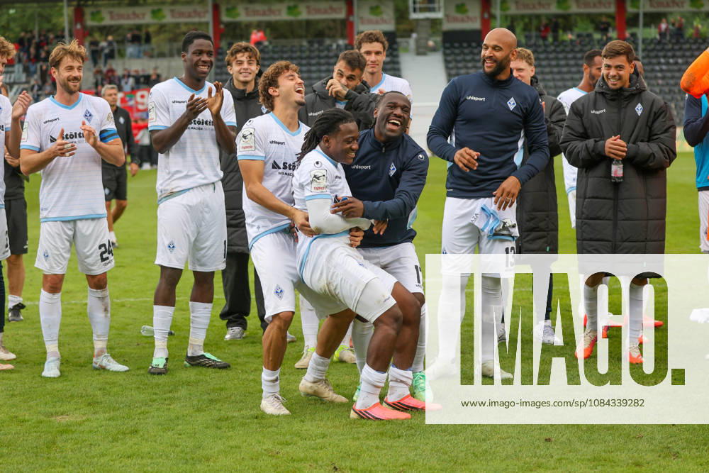 SV Waldhof Mannheim celebrates its 1-5 victory in the 3rd Division, Matchday 8, SG Sonnenhof Großaspach vs. SV Waldhof Mannheim on October 10, 2026, at the WIRmachenDRUCK Arena in Aspach Großaspach, Germany; Aspach Großaspach WIRmachenDRUCK Arena, Germany