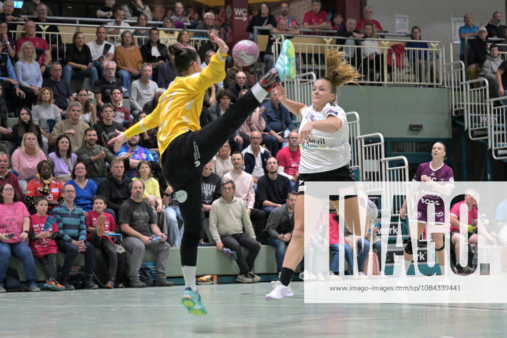 Sarah Dekker (SCM Ramnicu Valcea), No. 09, taking a shot on goal against Sara Suba (TusSies Metzingen), No. 77, in goal; TusSies Metzingen vs. SCM Ramnicu Valcea, Handball, EHF, Europa League Qualification Second Leg, 2026–2027 Season, October 10, 2026, TusSies Metzingen vs. SCM Ramnicu Valcea, Handball, EHF, Europa League Qualification Second Leg, 2026–2027 Season, October 10, 2026, Metzingen