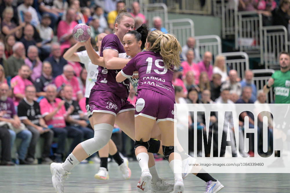 Elena Cristina Florica (SCM Ramnicu Valcea), 22, with the ball against Ida Petzold (TusSies Metzingen), 08, and Johanna Farkas (TusSies Metzingen), 19; TusSies Metzingen vs. SCM Ramnicu Valcea, Handball, EHF, European League Qualifying Round Second Leg, 2026–2027 Season, October 10, 2026, TusSies Metzingen vs. SCM Ramnicu Valcea, Handball, EHF, Europa League Qualification Second Leg, 2026–2027 Season, October 10, 2026, Metzingen