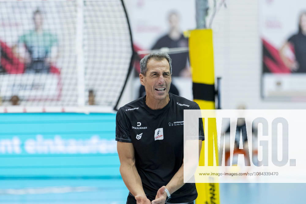 DEKRA Women s Bundesliga 1: Schwarz Weiss Erfurt vs. Rote Raben Vilsbiburg, Erfurt, October 10, 2026. Guillermo Gallardo, Coach of Rote Raben Vilsbiburg. DEKRA Women s Bundesliga 1: Schwarz Weiss Erfurt vs. Rote Raben Vilsbiburg, Riethsporthalle, Erfurt, 1October 10, 2026