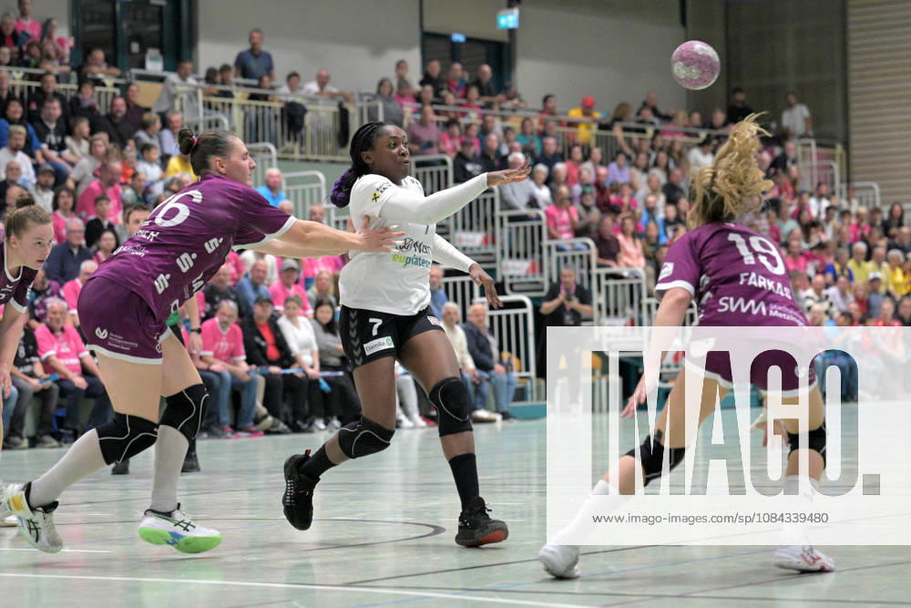 Grace Zaadi Deuna (SCM Ramnicu Valcea), 07, with the ball against Svenja Huebner (TusSies Metzingen), 26, and Johanna Farkas (TusSies Metzingen), 19—TusSies Metzingen vs. SCM Ramnicu Valcea, Handball, EHF, Europa League Qualification Second Leg, 2026–2027 Season, October 10, 2026, TusSies Metzingen vs. SCM Ramnicu Valcea, Handball, EHF, Europa League Qualification Second Leg, 2026–2027 Season, October 10, 2026, Metzingen