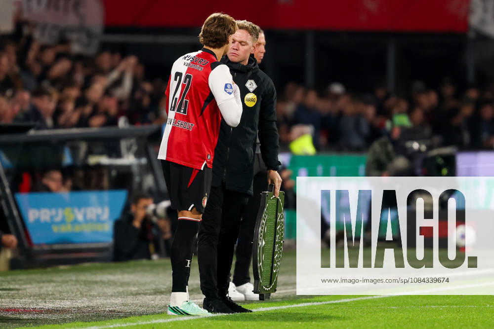 2026-10-10 Feyenoord v AZ Alkmaar - Dutch Eredivisie ROTTERDAM, NETHERLANDS - OCTOBER 10: Fourth official Alex Bos in discussion with Tobias van den Elshout of Feyenoord during the Dutch Eredivisie match between Feyenoord and AZ Alkmaar at Stadion Feijenoord on October 10, 2026 in Rotterdam, Netherlands. Rotterdam Stadion Feijenoord Netherlands Content not available for redistribution in The Netherlands directly or indirectly through any third parties.