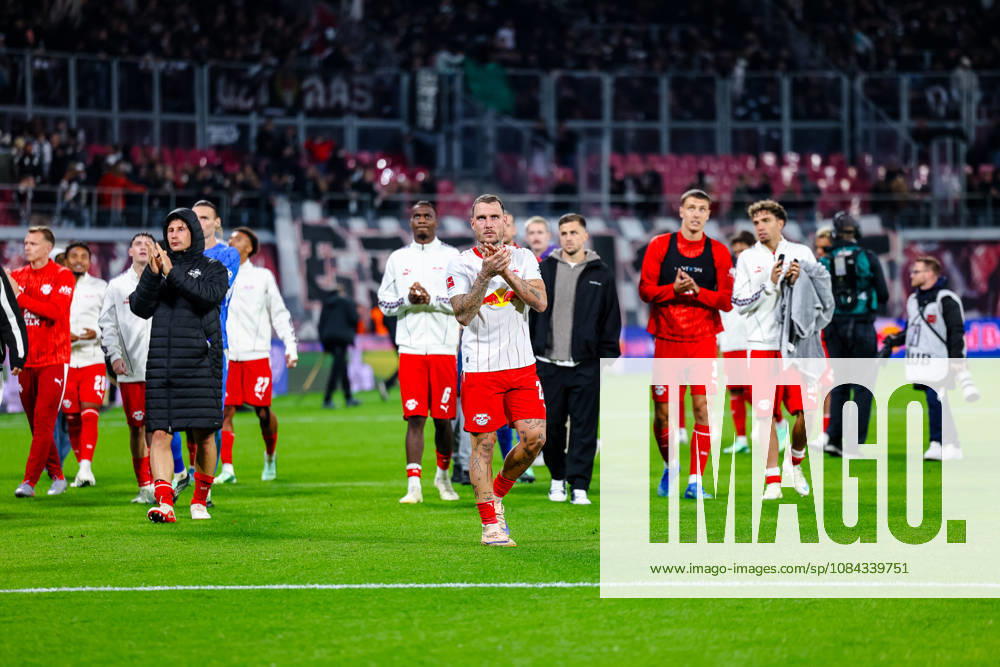 David Raum, RB Leipzig, 22, and the team celebrating after the victory; final score 6–0; GER; RB Leipzig vs. Eintracht Frankfurt; soccer; Men s Bundesliga 1; Matchday 5; 2026–2027 season, October 10, 2026 DFL regulations prohibit any use of photographs as image sequences and or quasi-video GER, RB Leipzig vs. Eintracht Frankfurt, Soccer, 1st Bundesliga Men, Matchday 5, 2026–2027 season, October 10, 2026 Leipzig