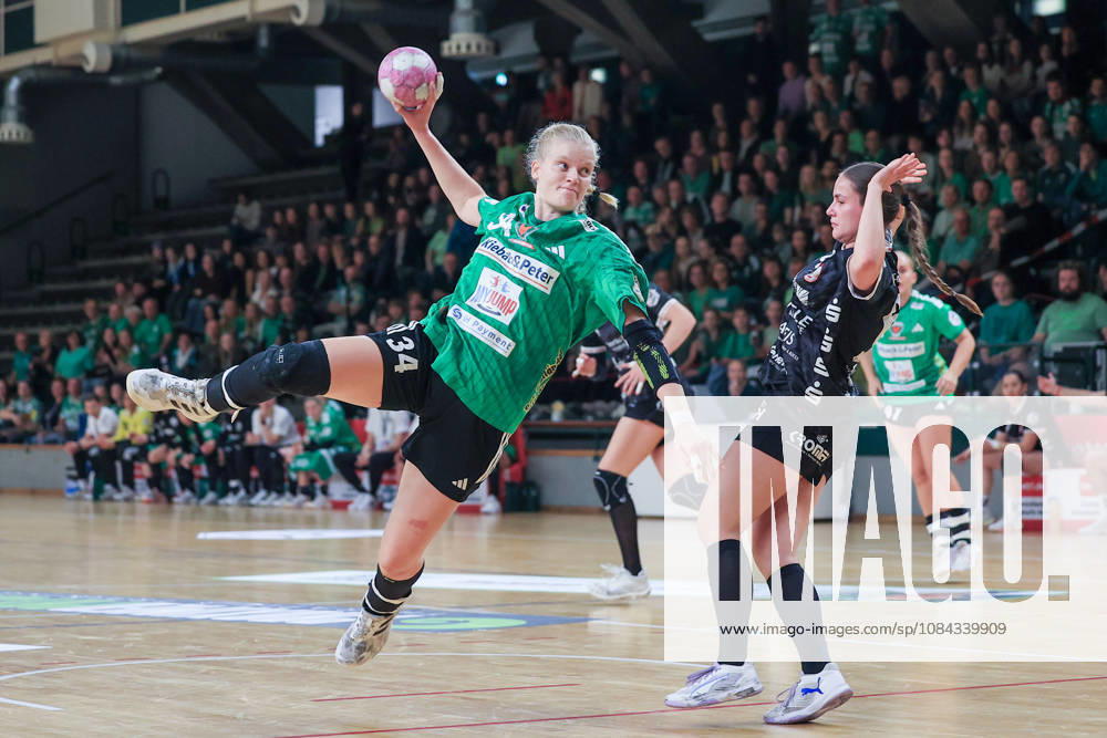 Reinickendorfer Füchse Women vs. SG Nürtingen Zizishausen, Matchday 5, 2nd Bundesliga, HBF, Handball, Sömmeringhalle; Jonna Schaube of the Reinickendorfer Füchse Women, No. 34, takes a shot on goal in Berlin, Berlin, Germany