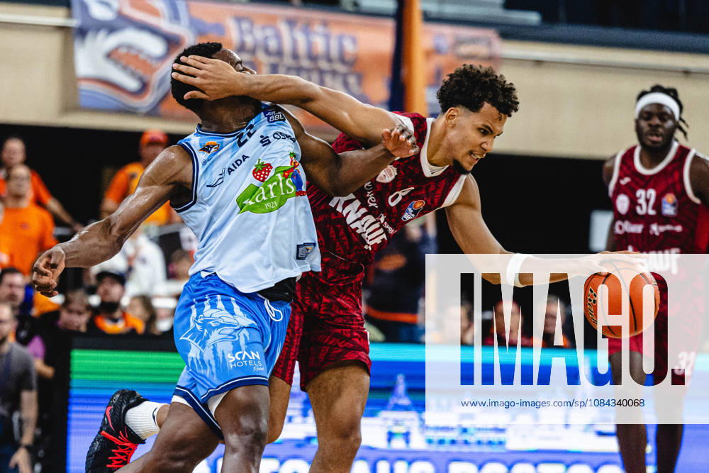 Rostock, Germany, October 10, 2026, easyCredit BBL 2026–2027, Game Day 5: Rostock Seawolves vs. Fitness First Würzburg Baskets. Pictured, from left, in a one-on-one matchup: Johnathan Stove of the Rostock Seawolves and Brandon Tischler of the Fitness First Würzburg Baskets.