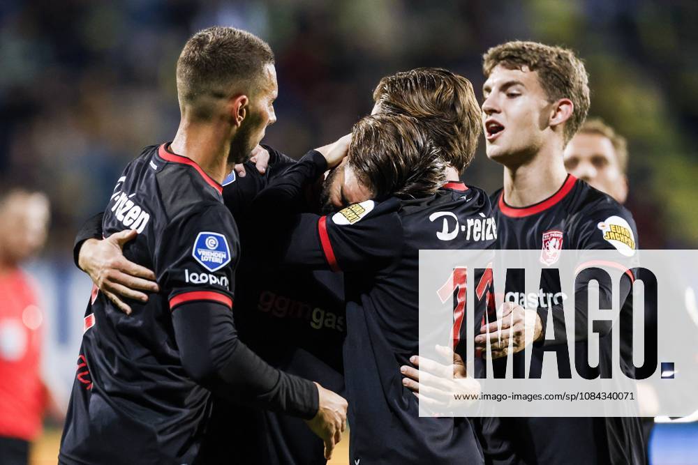SITTARD - Robin Pröpper of FC Twente (m) receives congratulations from Daan Rots of FC Twente (m) after scoring the 1-1 equalizer during the Dutch Eredivisie match between Fortuna Sittard and FC Twente at the Fortuna Sittard stadium on October 10, 2026, in Sittard, the Netherlands. IRIS VAN DEN BROEK ANP Eredivisie 2026 27 ANPxSportx IVx 572053446 originalFilename: 572053446