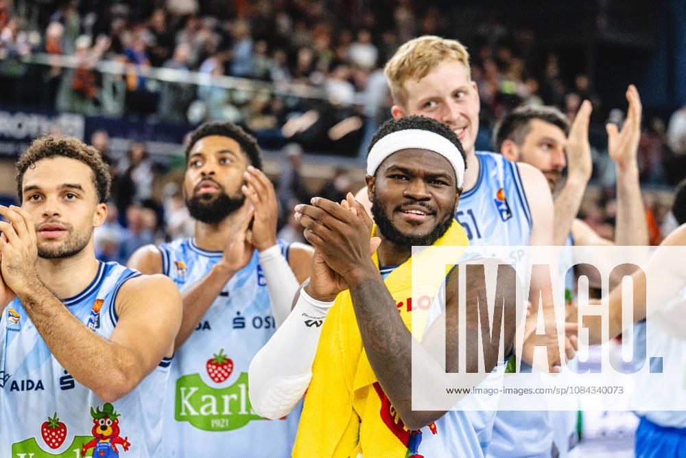 Rostock, Germany, October 10, 2026; easyCredit BBL 2026–2027, Matchday 5: Rostock Seawolves vs. Fitness First Würzburg Baskets. Pictured, first from the right: TJ Crockett Jr. of the Rostock Seawolves celebrates the home victory with his teammates.