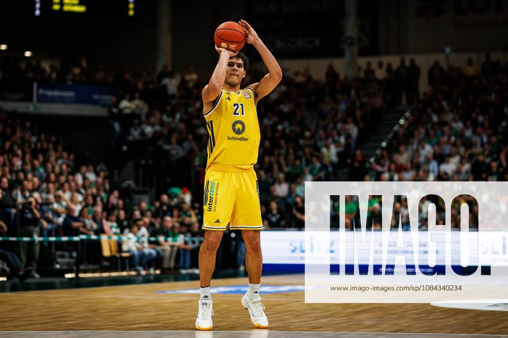 Brandon Angel of Alba Berlin with the ball, action shot, cutout image: Vet Concept Gladiators Trier vs. Alba Berlin, basketball, easyCredit BBL, Matchday 5, 2026–2027 season, October 10, 2026, Vet Concept Gladiators Trier vs. Alba Berlin, basketball, easyCredit BBL, Matchday 5, 2026–2027 season