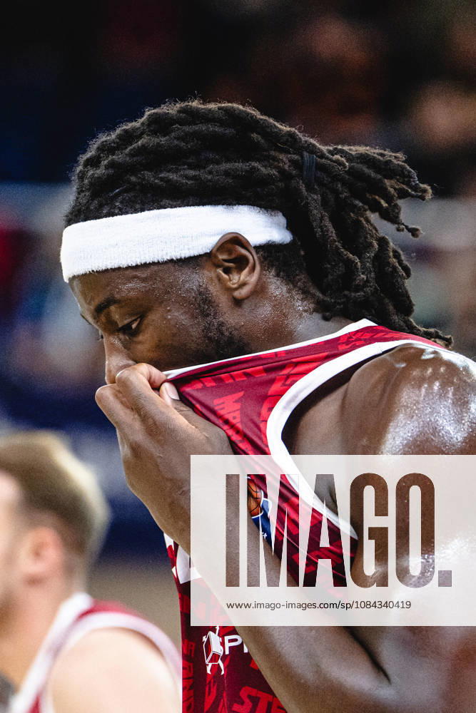 Rostock, Germany, October 10, 2026; easyCredit BBL 2026–2027, Matchday 5: Rostock Seawolves vs. Fitness First Würzburg Baskets. Pictured: Charles Thompson of the Fitness First Würzburg Baskets, looking dissatisfied on the court.