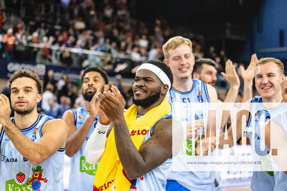 Rostock, Germany, October 10, 2026; easyCredit BBL 2026–2027, Matchday 5: Rostock Seawolves vs. Fitness First Würzburg Baskets. Pictured, third from the left: TJ Crockett Jr. of the Rostock Seawolves celebrates the home victory with his teammates.