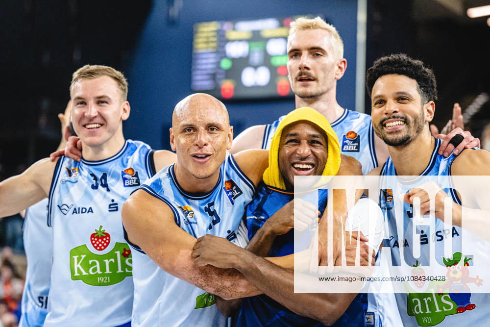 – easyCredit BBL 2026–2027, Matchday 5: Rostock Seawolves vs. Fitness First Würzburg Baskets. Pictured, from left: Artur Konontsuk (Rostock SEAWOLVES), Robin Amaize (Rostock Seawolves), DeAndre Lansdowne (Rostock Seawolves), Philipp Hartwich (Rostock Seawolves), and Dominic Lockhart (Rostock Seawolves) celebrate the home victory