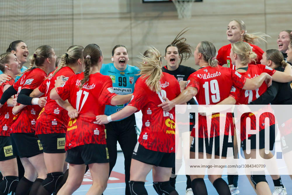 Wildcats celebrate after a 33–25 home win, SV Union Halle Neustadt vs. BSV Sachsen Zwickau, Women s Handball Bundesliga, 1st Bundesliga, Matchday 5 of the 2026–27 season, October 10, 2026, Halle SWH Arena, Saxony-Anhalt, Germany