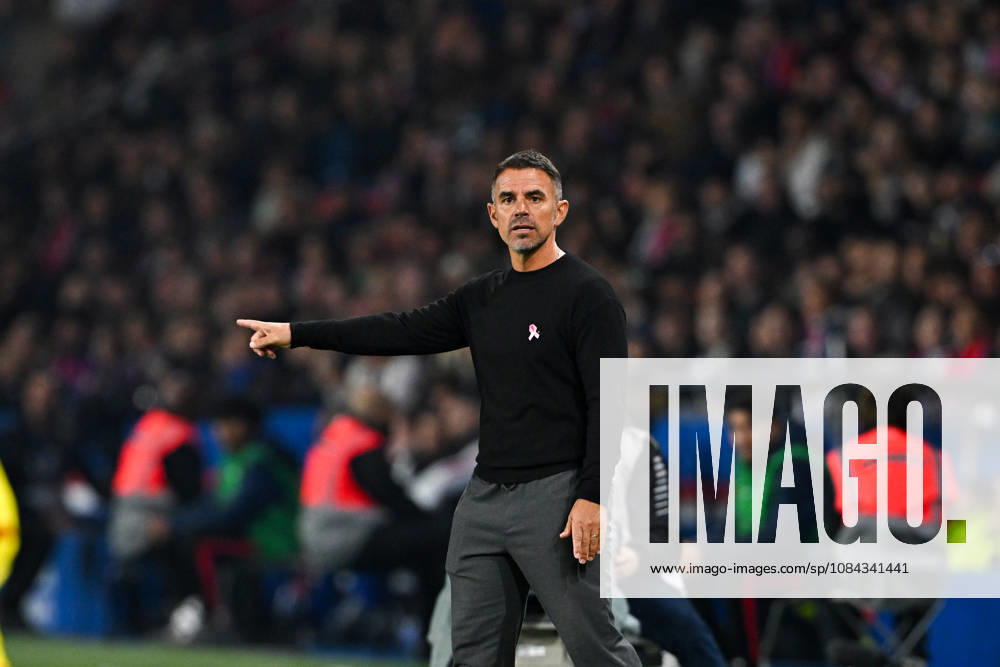 Paris Saint-Germain v Le Mans FC - Ligue 1 McDonald s 2026 2027 Patrick VIDEIRA coach of Le Mans FC pay tribute to Pink October using a pink ribbon during Ligue 1 McDonald s match between Paris and Le Mans at Parc des Princes on October 10, 2026 in Paris, France. Paris France