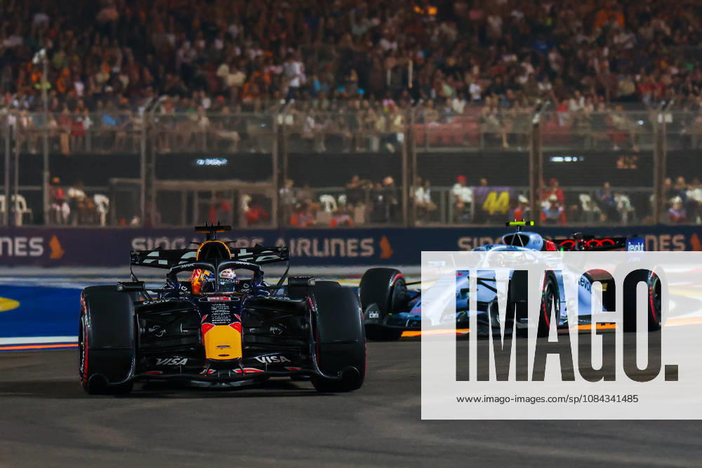 Formula 1 Singapore Grand Prix SINGAPORE - OCTOBER 10: Red Bull s driver Max Verstappen (L) during the Qualifying Session at the Formula One Grand Prix of Singapore, at the Marina Bay Street Circuit in Singapore, on October 10, 2026. Daniel Ceng Anadolu Singapore Singapore. Editorial use only. Please get in touch for any other usage.
