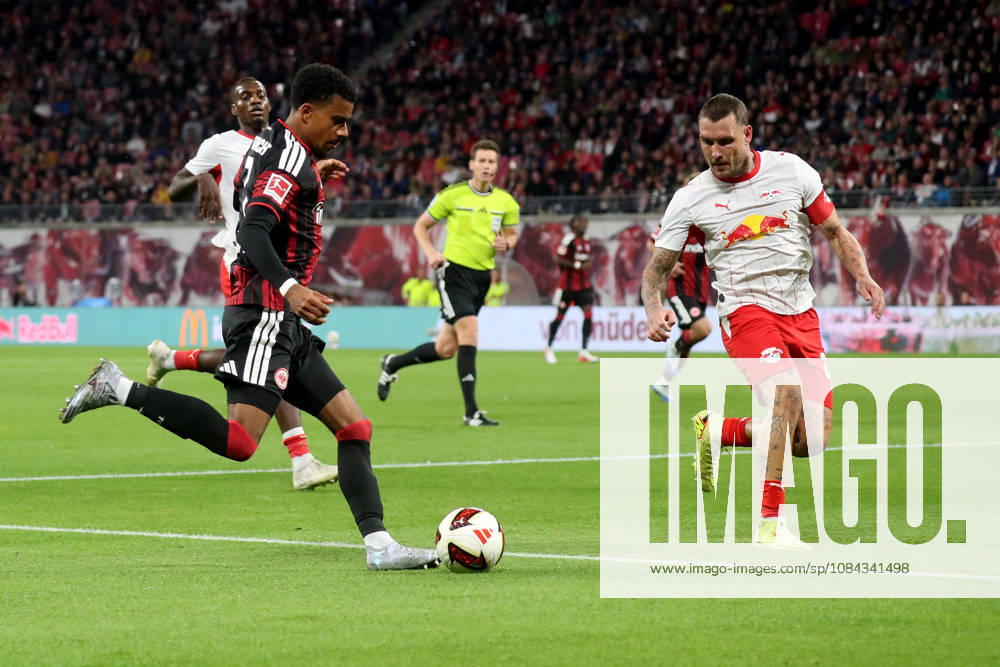 Soccer, Bundesliga 1, RB Leipzig vs. Eintracht Frankfurt: Ansgar Knauff (Eintracht Frankfurt) vs. David Raum (RB Leipzig) – tackle, action, battle for the ball. DFL and DFB regulations prohibit any use of photographs as image sequences and or quasi-video. Leipzig