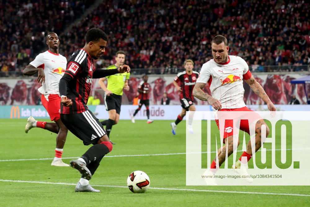 Soccer, Bundesliga 1, RB Leipzig vs. Eintracht Frankfurt: Ansgar Knauff (Eintracht Frankfurt) vs. David Raum (RB Leipzig) – tackle, action, battle for the ball. DFL and DFB regulations prohibit any use of photographs as image sequences and or quasi-video. Leipzig