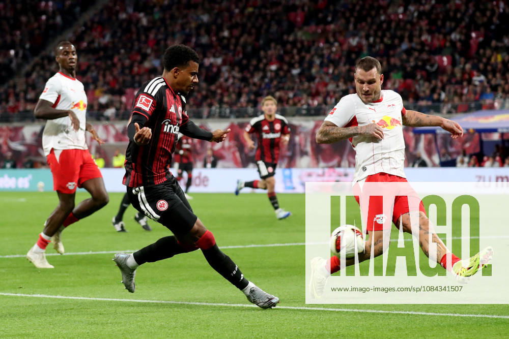 Soccer, Bundesliga 1, RB Leipzig vs. Eintracht Frankfurt: Ansgar Knauff (Eintracht Frankfurt) vs. David Raum (RB Leipzig) – tackle, action, battle for the ball. DFL and DFB regulations prohibit any use of photographs as image sequences and or quasi-video. Leipzig