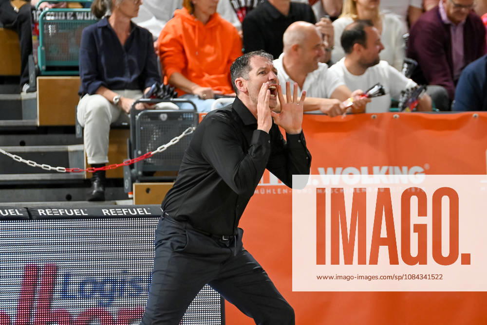 Ty Harrelson of ratiopharm Ulm, coach calling out instructions and gesturing; RASTA Vechta vs. ratiopharm Ulm, easyCredit Basketball Bundesliga, Matchday 5, 2026–2027 season, October 10, 2026, RASTA Vechta vs. ratiopharm Ulm, easyCredit Basketball Bundesliga, Matchday 5, 2026–2027 season, October 10, 2026, Vechta