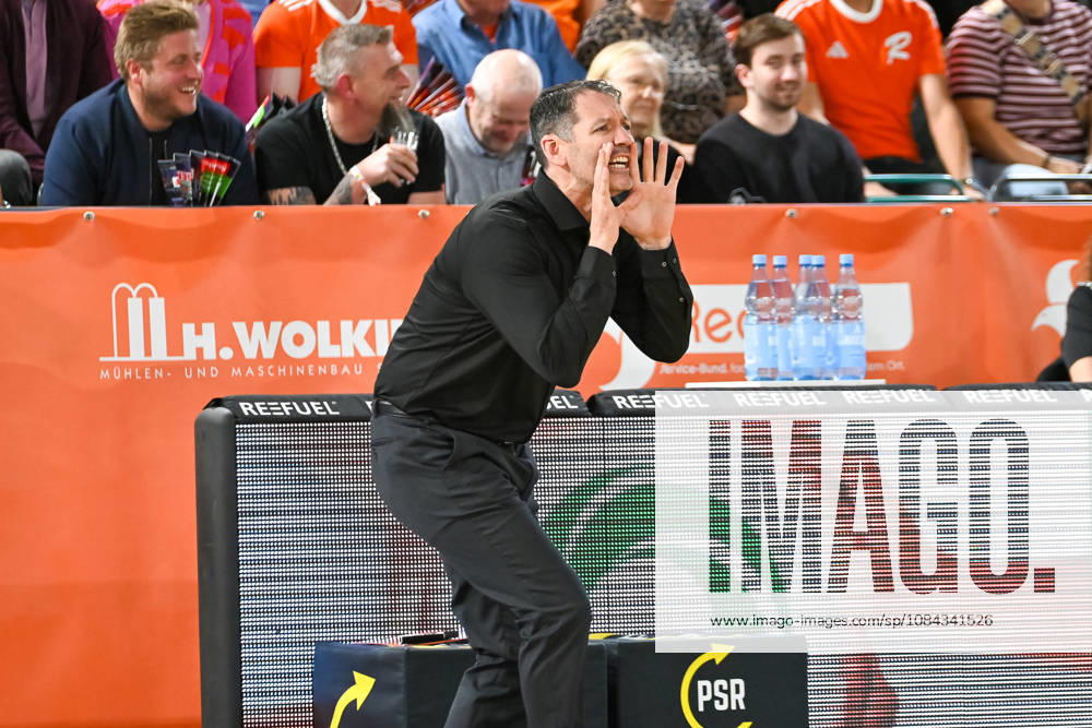 Ty Harrelson of ratiopharm Ulm, coach calling out instructions and gesturing; RASTA Vechta vs. ratiopharm Ulm, easyCredit Basketball Bundesliga, Matchday 5, 2026–2027 season, October 10, 2026, RASTA Vechta vs. ratiopharm Ulm, easyCredit Basketball Bundesliga, Matchday 5, 2026–2027 season, October 10, 2026, Vechta
