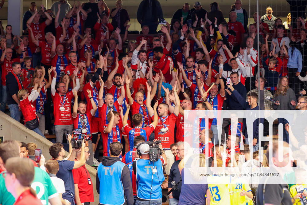 Germany, Göppingen, Opel HBL Bundesliga Handball, FRISCH AUF Göppingen vs. SG BBM Bietigheim, Bietigheim celebrating, fans, spectators