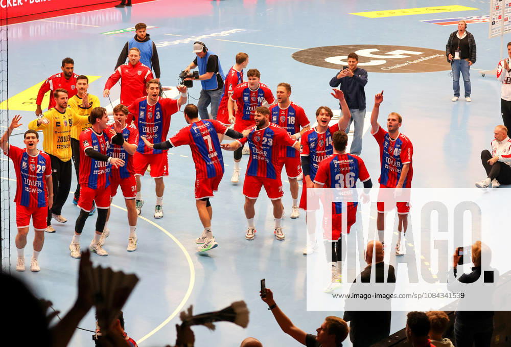Germany, Göppingen, Opel HBL Bundesliga Handball, FRISCH AUF Göppingen vs. SG BBM Bietigheim, Bietigheim celebrating, fans, spectators