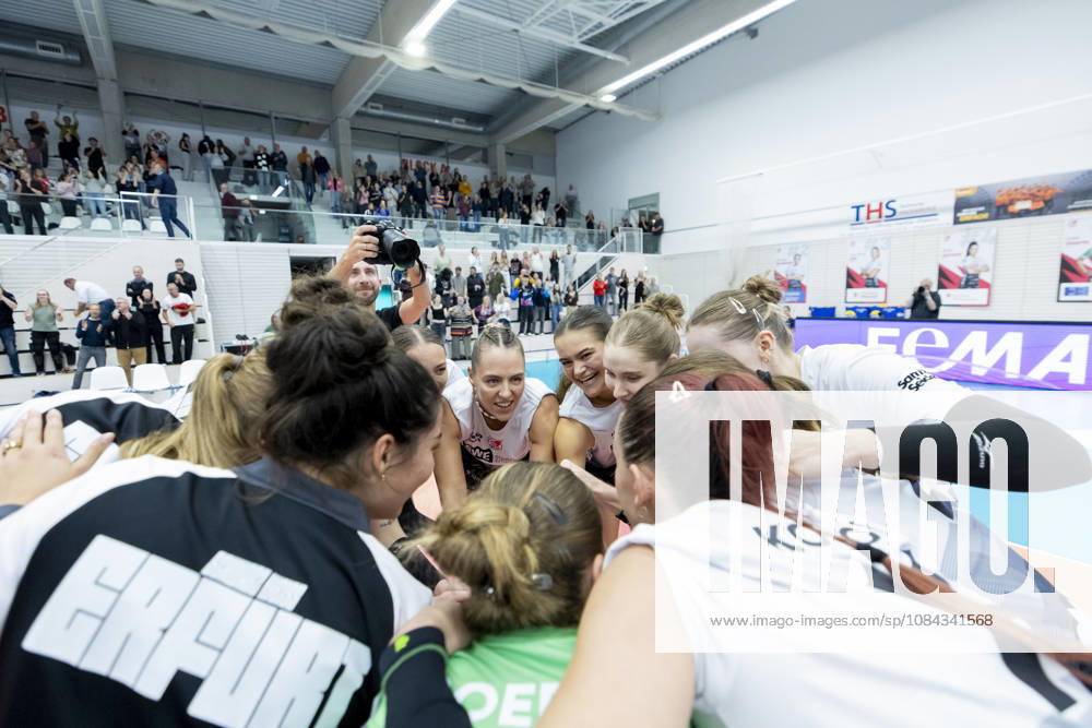 DEKRA Women s Bundesliga 1: Schwarz Weiss Erfurt vs. Rote Raben Vilsbiburg, Erfurt, October 10, 2026, Cheers, Schwarz Weiss Erfurt DEKRA Women’s Bundesliga 1 Schwarz Weiss Erfurt vs. Rote Raben Vilsbiburg Riethsporthalle, Erfurt