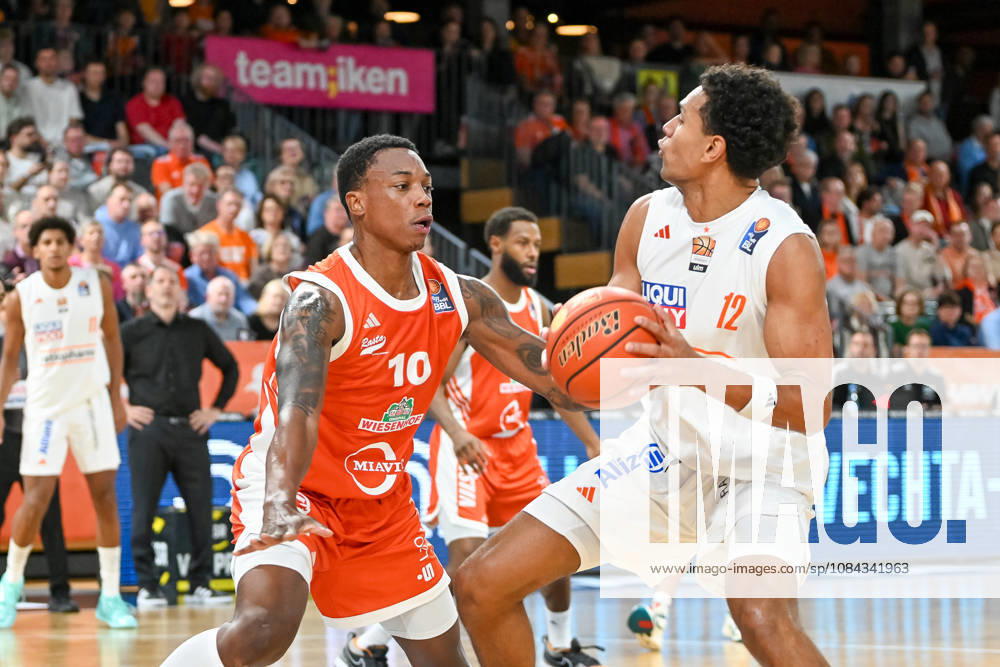 Michael Rataj (ratiopharm Ulm), 12 with the ball against Justin Edler Davies (RASTA Vechta), 10 RASTA Vechta vs. ratiopharm Ulm, easyCredit Basketball Bundesliga, Matchday 5, 2026–2027 season, October 10, 2026, RASTA Vechta vs. ratiopharm Ulm, easyCredit Basketball Bundesliga, Matchday 5, 2026–2027 season, October 10, 2026, Vechta
