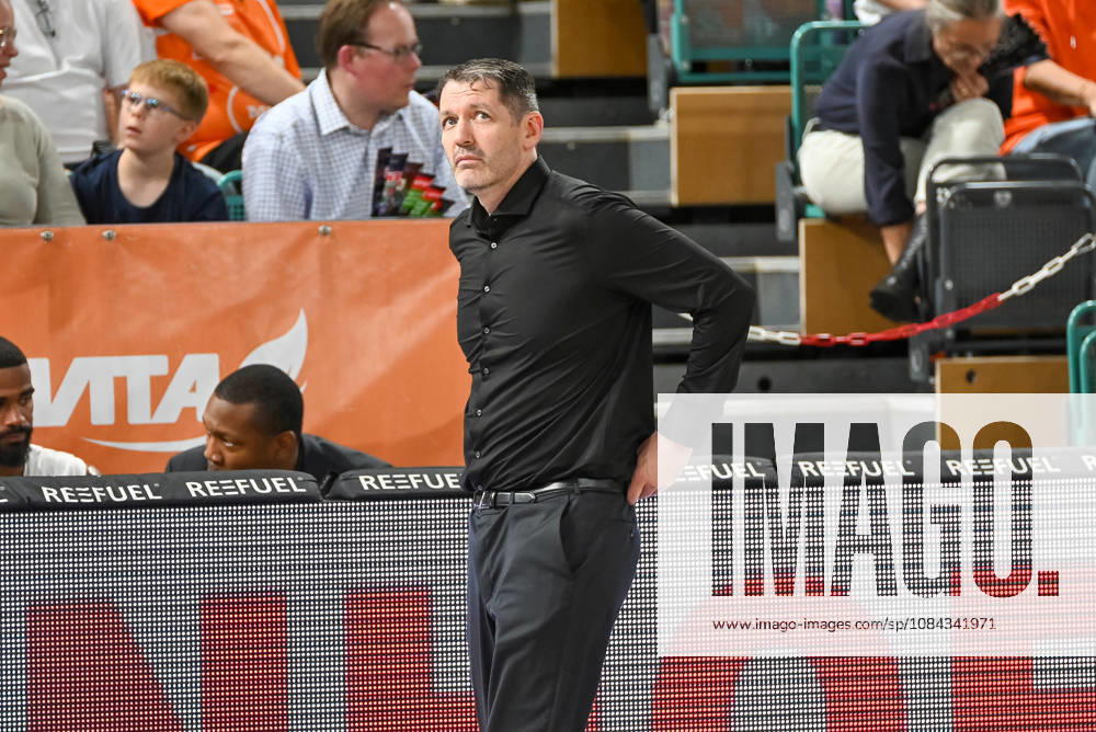 Ty Harrelson of ratiopharm Ulm, the coach, looks skeptically at the scoreboard. RASTA Vechta vs. ratiopharm Ulm, easyCredit Basketball Bundesliga, Matchday 5, 2026–2027 season, October 10, 2026, RASTA Vechta vs. ratiopharm Ulm, easyCredit Basketball Bundesliga, Matchday 5, 2026–2027 season, October 10, 2026, Vechta