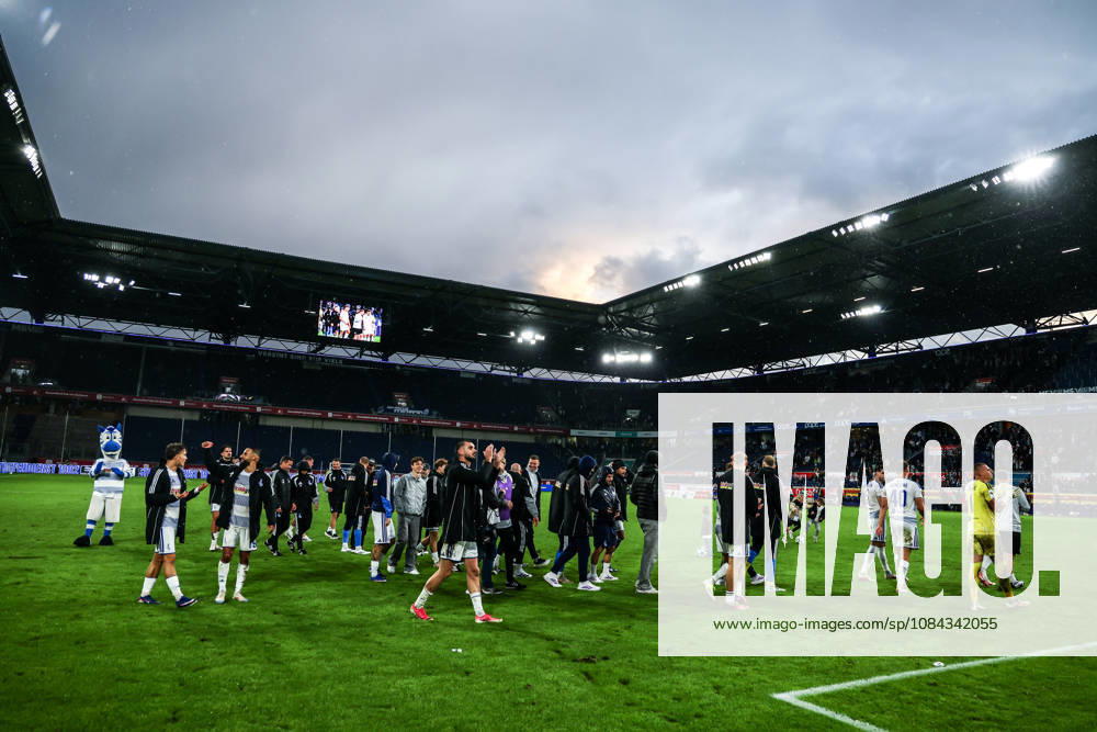 Sports, Soccer, 3rd Division, 2026–2027 Season, Matchday 8: MSV Duisburg vs. TSG 1899 Hoffenheim II, October 10, 2026, Schauinsland Reisen Arena: The MSV Duisburg players thank the fans after the game. Duisburg, Schauinsland Reisen Arena, North Rhine-Westphalia, Germany