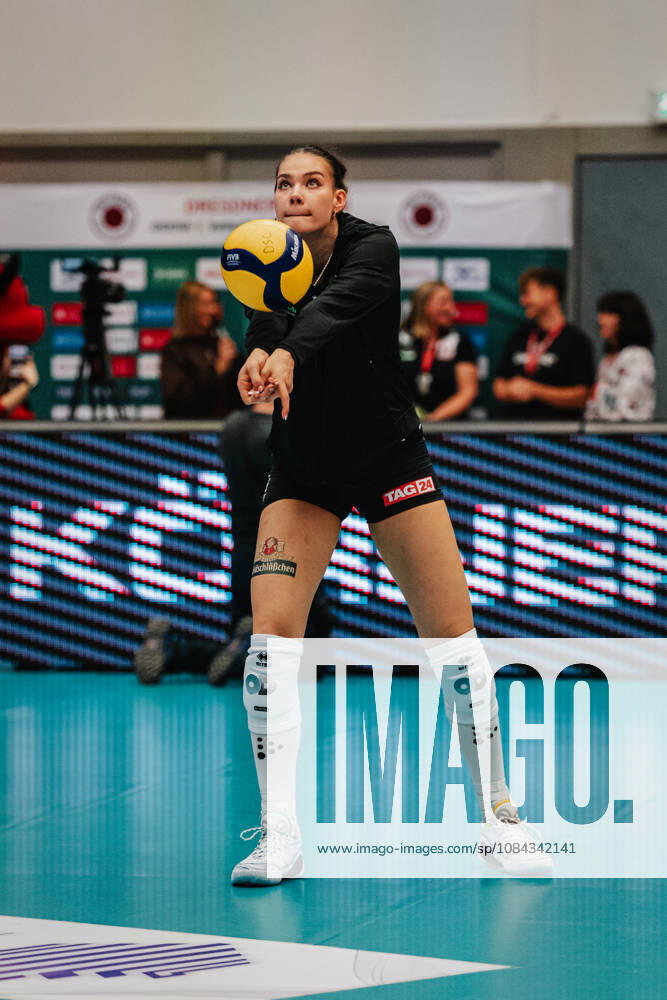 Pictured: Florentine Rosemann, 31, of Dresdner SC, keeping warm on October 10, 2026; Dresdner SC vs. Allianz MTV Stuttgart; DEKRA 1 Bundesliga Women; Volleyball; Germany; Dresden; Cyberport Arena