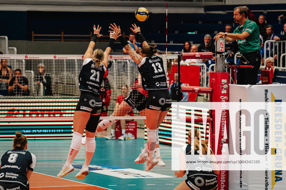Pictured: Monique Strubbe, 21, Dresdner SC, and Lena Kindermann, 13, Dresdner SC, successfully block the ball. 10 10 2026, Dresdner SC vs. Allianz MTV Stuttgart, DEKRA 1st Bundesliga Women, Volleyball, Germany, Dresden, Cyberport Arena
