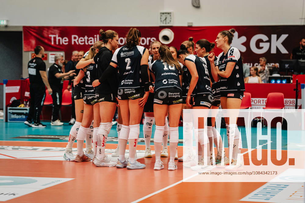 Pictured: Dresdner SC team meeting after their loss to Allianz MTV Stuttgart on October 10, 2026; Dresdner SC vs. Allianz MTV Stuttgart; DEKRA 1 Bundesliga Women; Volleyball; Germany; Dresden; Cyberport Arena