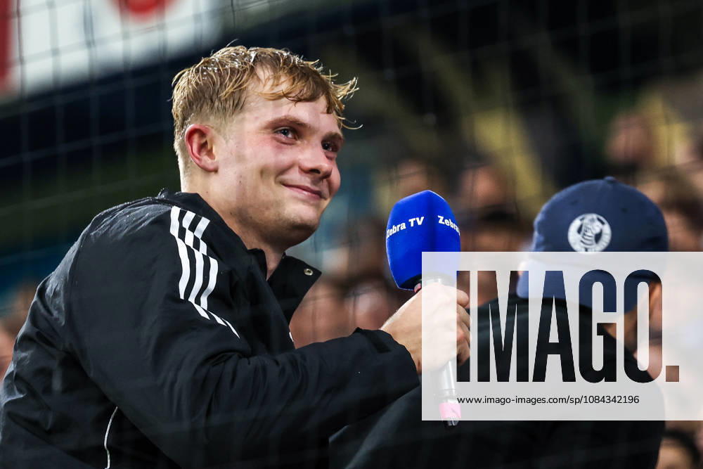 Sports, Soccer, 3rd Division, 2026–2027 Season, Matchday 8: MSV Duisburg vs. TSG 1899 Hoffenheim II, October 10, 2026, Schauinsland Reisen Arena, Peter Remmert, MSV Duisburg, 39, after the game on the fence in the Duisburg fan section at Schauinsland Reisen Arena, North Rhine-Westphalia, Germany