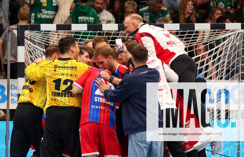 Germany, Göppingen, Opel HBL Bundesliga Handball, FRISCH AUF Göppingen vs. SG BBM Bietigheim, Bietigheim celebrating, BBM coach Hartmut Mayerhoffer (top) BBM