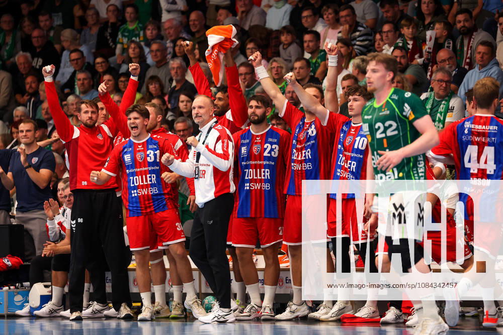 Germany, Göppingen, Opel HBL Bundesliga Handball, FRISCH AUF Göppingen vs. SG BBM Bietigheim, Bietigheim celebrating, BBM Coach Hartmut Mayerhoffer, BBM celebrating
