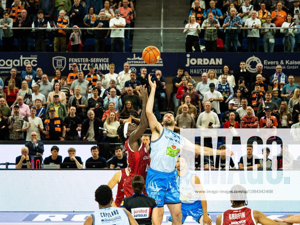 No. 29 Owen Klassen of the Rostock Seawolves and No. 32 Charles Thompson of the Fitness First Würzburg Baskets battle for the ball. Rostock Seawolves vs. Fitness First Würzburg Baskets, Stadthalle Rostock, easyCredit Basketball Bundesliga, Matchday 5, October 10, 2026 Rostock Seawolves vs. Fitness First Würzburg Baskets, Rostock City Hall, easyCredit Basketball Bundesliga, Matchday 5, Seawolves, Würzburg Baskets, Basketball October 10, 2026 Rostock