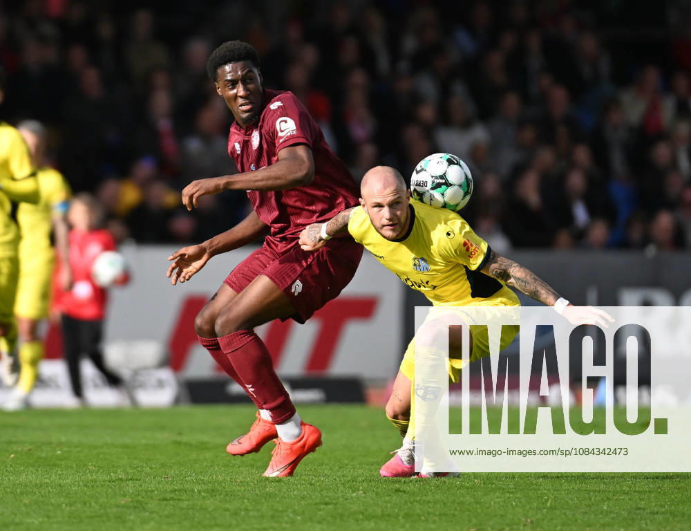 Soccer 3rd Division, Fortuna Cologne vs. Saarbrücken: Philip Fahrner (Saarbrücken, right) and Romeo Aigbekaen (Fortuna Cologne, left)