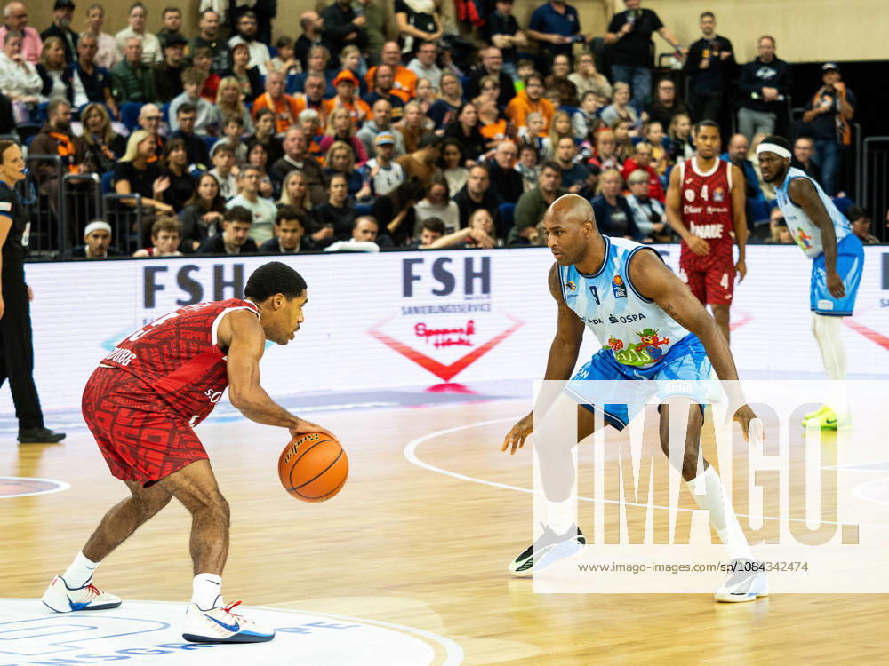 05 Kenny Dye (Fitness First Würzburg Baskets) and 09 DeAndre Lansdowne (Rostock Seawolves) face off in Rostock Seawolves vs. Fitness First Würzburg Baskets, Stadthalle Rostock, easyCredit Basketball Bundesliga, Matchday 5, October 10, 2026 Rostock Seawolves vs. Fitness First Würzburg Baskets, Rostock City Hall, easyCredit Basketball Bundesliga, Matchday 5, Seawolves, Würzburg Baskets, Basketball October 10, 2026 Rostock
