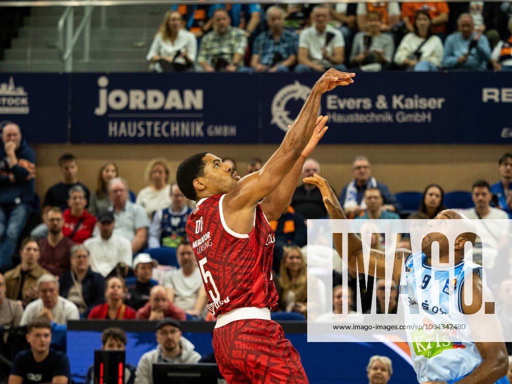05 Kenny Dye of the Fitness First Würzburg Baskets shoots toward the basket, and 09 DeAndre Lansdowne of the Rostock Seawolves tries to block the shot. Rostock Seawolves vs. Fitness First Würzburg Baskets, Stadthalle Rostock, easyCredit Basketball Bundesliga, Matchday 5, October 10, 2026 Rostock Seawolves vs. Fitness First Würzburg Baskets, Stadthalle Rostock, easyCredit Basketball Bundesliga, Matchday 5, Seawolves, Würzburg Baskets, Basketball October 10, 2026 Rostock