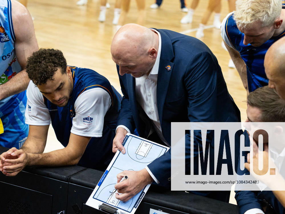 Head Coach Przemyslaw Frasunkiewicz of the Rostock Seawolves gives a pep talk during a timeout called by the Seawolves. Rostock Seawolves vs. Fitness First Würzburg Baskets, Stadthalle Rostock, easyCredit Basketball Bundesliga, Matchday 5, October 10, 2026: Rostock Seawolves vs. Fitness First Würzburg Baskets, Stadthalle Rostock, easyCredit Basketball Bundesliga, Matchday 5, Seawolves, Würzburg Baskets, Basketball, October 10, 2026, Rostock