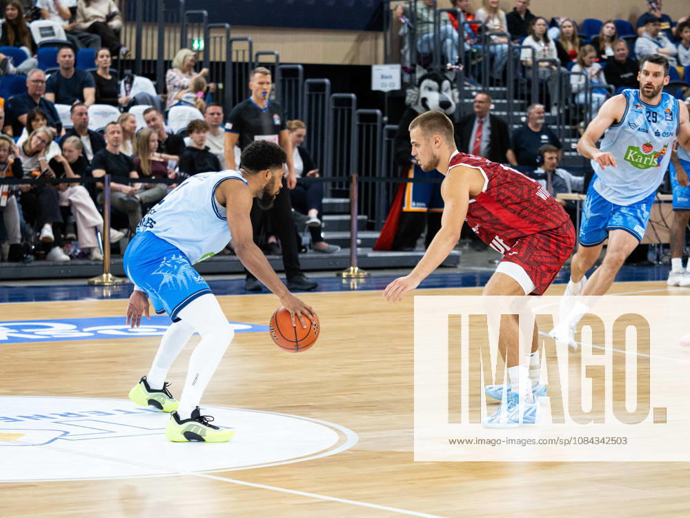 02 Zach Copeland (Rostock Seawolves) goes head-to-head against 13 Marko Petric (Fitness First Würzburg Baskets) Rostock Seawolves vs. Fitness First Würzburg Baskets, Stadthalle Rostock, easyCredit Basketball Bundesliga, Matchday 5, October 10, 2026: Rostock Seawolves vs. Fitness First Würzburg Baskets, Stadthalle Rostock, easyCredit Basketball Bundesliga, Matchday 5, Seawolves, Würzburg Baskets, Basketball, October 10, 2026, Rostock