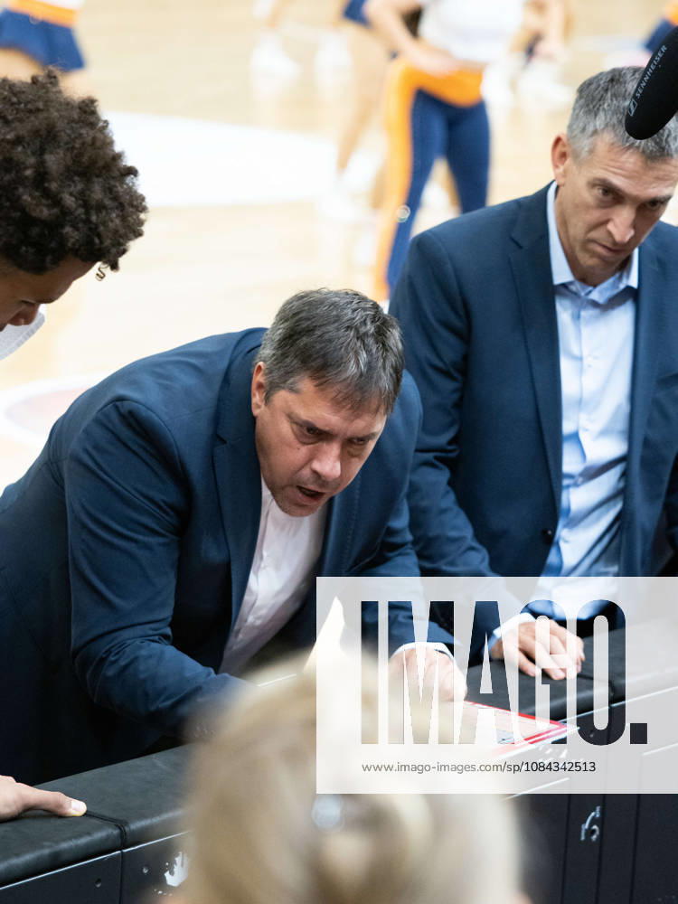 Head Coach Przemyslaw Frasunkiewicz of the Rostock Seawolves gives a pep talk during a timeout in the Rostock Seawolves vs. Fitness First Würzburg Baskets game at Stadthalle Rostock, easyCredit Basketball Bundesliga, Matchday 5, October 10, 2026: Rostock Seawolves vs. Fitness First Würzburg Baskets, Stadthalle Rostock, easyCredit Basketball Bundesliga, Matchday 5, Seawolves, Würzburg Baskets, Basketball, October 10, 2026, Rostock