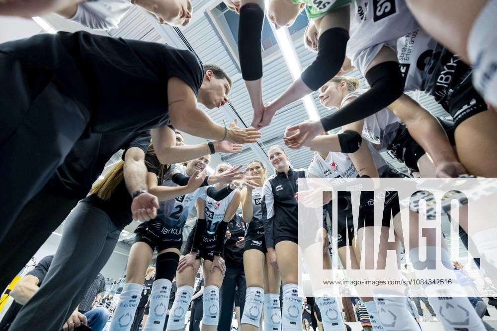DEKRA 1st Bundesliga Women: Schwarz Weiss Erfurt vs. Rote Raben Vilsbiburg, Erfurt, October 10, 2026. Pablo Sanchez, coach of Schwarz Weiss Erfurt, with his team. DEKRA 1st Bundesliga Women: Schwarz Weiss Erfurt vs. Rote Raben Vilsbiburg, Riethsporthalle, Erfurt